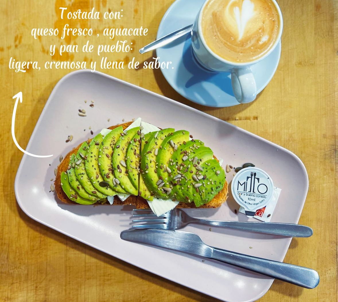 Bizcocho casero con crema de yogur y confitura de arándanos, postre típico de Mitto